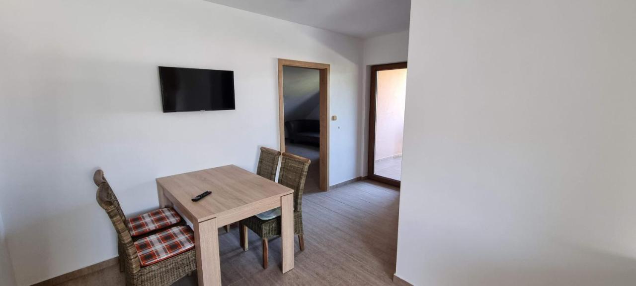 Apartment Adieu 2